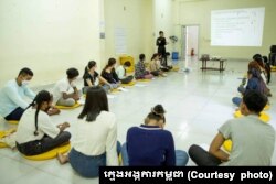 សកម្មភាពជួបជុំប្រចាំឆ្នាំដ៏រីករាយរបស់​ក្មេងអង្គការនៃយុវជនកម្ពុជាក្លឹប​ នៅខេត្តបាត់ដំបង កាលពីថ្ងៃទី​ ២៦​ ខែធ្នូ​ ឆ្នាំ ២០២១។ (រូបថតដោយក្មេងអង្គការកម្ពុជា)