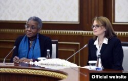 AQSh elchisi Pamela Spratlen va Oq uy rasmiysi Liza Kurtis Prezident Shavkat Mirziyoyev bilan uchrashuvda, noyabr, 2017