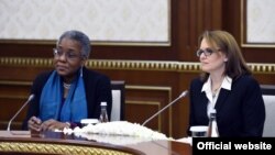 لیزا کرتیس (نفر سمت راست) از مقام های ارشد کاخ سفید و معاون یکی از دستیاران دونالد ترامپ رئیس جمهوری آمریکا - آرشیو