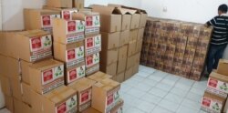 Sejumlah paket sembako sumbangan dari berbagai pihak di Posko Saling Jaga, siap dibagikan kepada warga terdampak ekonomi akibat corona. (Foto: VOA/Petrus Riski)