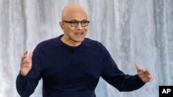 CEO Microsoft Satya Nadella berbicara dalam konferensi pers di kantor pusat Microsoft di Redmond, Washington.