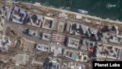 김일성 광장을 촬영한 5일 자 '플래닛 랩스'의 고화질 위성사진. 숫자 '75'와 '2.8'을 형상화한 대형 글자를 볼 수 있다. 사진=Planet Labs