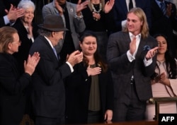 Duta Besar Ukraina untuk AS Oksana Markarova (tengah) bertepuk tangan setelah Presiden AS Joe Biden memperkenalkannya saat pidato kenegaraan di Washington, DC, pada 7 Februari 2023. (Foto: AFP )