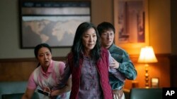 Dari kiri: Stephanie Hsu, Michelle Yeoh, dan Ke Huy Quan dalam adegan film "Everything Everywhere All At Once." (Film Allyson Riggs/A24 via AP)