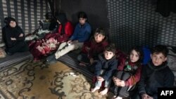 Beberapa keluarga Suriah yang kehilangan tempat tinggal akibat gempa mematikan, beristirahat di tempat penampungan darurat, di wilayah Afrin di provinsi Aleppo utara yang dikuasai pemberontak, Rabu 8 Februari 2022.