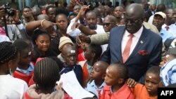 Waziri wa Elimu wa Kenya George Magoha akutana na wanafunzi wa shule iliyoporomoka mjini Nairobi Septemba 23 2019.