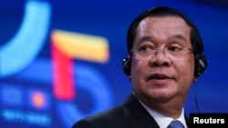 រូបឯកសារ៖ នាយករដ្ឋមន្ត្រីកម្ពុជាលោក ហ៊ុន សែន នៅក្នុងសន្និសីទសារព័ត៌មាន ក្រោយកិច្ចប្រជុំរវាងសហភាពអឺរ៉ុបនិងសមាគមអាស៊ីអាគ្នេយ៍ នៅទីក្រុងព្រុចសែល ប្រទេសស្វីស កាលពីថ្ងៃទី ១៤ ខែធ្នូ ឆ្នាំ ២០២២។