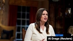 Sarah Huckabee Sanders, Gubernur Arkansas, menyampaikan tanggapan Partai Republik terhadap pidato kenegaraan Presiden Joe Biden dari Little Rock, Arkansas, pada 7 Februari 2023. (Foto: Pool via Reuters/Al Drago)