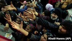 Para relawan membagikan bantuan makanan kepada masyarakat yang terkena dampak gempa bumi di Antakya, Turki selatan, Rabu, 8 Februari 2023. 