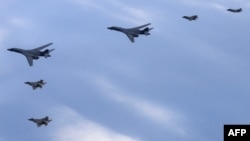 1일 한국 서해 상공에서 실시된 2023년 첫 미한 연합공중훈련에 미군 B-1B 전략폭격기(가운데)와 F-22 전투기(아래), 한국군 F-35 전투기가 동원됐다.