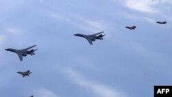지난 1일 한국 서해 상공에서 실시된 2023년 첫 미한 연합공중훈련에 미군 B-1B 전략폭격기(가운데)와 F-22 전투기(아래), 한국군 F-35 전투기가 동원됐다. (자료사진)