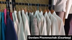 ເສື້ອຜ້າ ທີ່ຕັດຈາກຜ້າຂອງຮ້ານ ຫ້ອຍໄວ້ຕຽມໃຫ້ລູກຄ້າມາຮັບເອົາ.