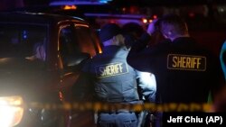 Des membres des forces de l'ordre sur les lieux d'une fusillade, lundi 23 janvier 2023, à Half Moon Bay (Californie), où sept personnes ont été tuées.