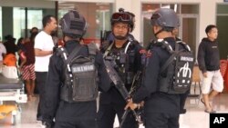 Polisi menjaga rumah sakit tempat para pekerja yang diancam oleh pemberontak Papua dibawa untuk pemeriksaan medis di Mimika, Provinsi Papua, Rabu, 8 Februari 2023. (AP/Saldi Hermanto)