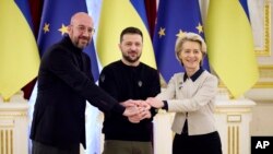 Predsednik Evropskog saveta Šarl Mišel, ukrajinski predsednik Volodimir Zelenski i predsednica Evropske komisije Ursula fon der Lajen na samitu u Kijevu, 3. februara 2023. 