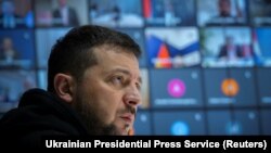 Presiden Ukraina Volodymyr Zelenskiy menghadiri pertemuan daring dengan menteri olahraga dari 35 negara membahas pelarangan atlet Rusia dan Belarusia di Olimpiade 2024, di Kyiv, Ukraina, 10 Februari 2023. (Foto: Biro Pers Kepresidenan Ukraina via Reuters)