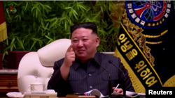 북한이 7일 공개한 조선노동당 군사위원회 확대회의 영상 중 김정은 국무위원장 뒤편에 '조선민주주의인민공화국 미싸일총국(미사일총국)'이란 글자가 새겨진 깃발이 보인다.