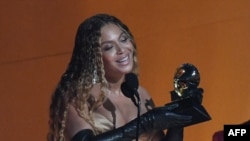 Beyonce menerima penghargaan Best Dance/Electronic Music untuk album "Renaissance" selama Penghargaan Grammy Tahunan ke-65 di Crypto.com Arena, Los Angeles, 5 Februari 2023. (VALERIE MACON / AFP)