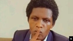 Martinez Zogo, ancien directeur général de la radio privée Amplitude FM, basée à Yaoundé, et animateur d'une émission quotidienne, Embouteillage, dont le corps a été retrouvé au nord de Yaoundé.