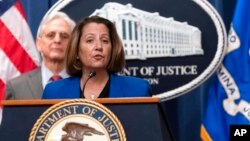 អនុ​រដ្ឋមន្ត្រី​ក្រសួង​យុត្តិធម៌​សហរដ្ឋ​អាមេរិក​លោក​ស្រី Lisa Monaco​ ថ្លែង​នៅ​ក្នុង​សន្និសីទ​សារព័ត៌មាន​មួយ​នៅ​ក្រសួង​យុត្តិធម៌​អាមេរិក​នៅ​រដ្ឋធានី​វ៉ាស៊ីនតោន កាល​ពី​ថ្ងៃ​ទី​២៦ ខែ​មករា ឆ្នាំ​២០២៣។