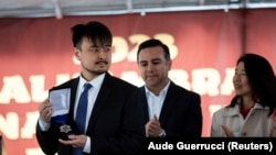 Brandon Tsay memperlihatkan penghargaan Metal of Courage yang ia terima karena menghentikan penembak Monterey Park, di Alhambra, California, AS, 29 Januari 2023. (Foto: REUTERS/Aude Guerrucci)