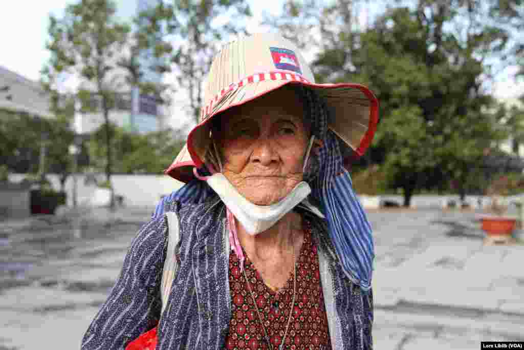 អ្នកស្រី ង៉ែត ឃុន អាយុ​៨៣​​ឆ្នាំ ​ចូល​រួម​​​ធម្ម​យាត្រា​ថ្មើរជើង​​ស្តីពី​«សីលធម៌សង្គម»​នៅ​រាជធានី​ភ្នំពេញ នៅ​ថ្ងៃទី១ ខែកុម្ភៈ ឆ្នាំ២០២៣។ (លាស់ លីបលីប/វីអូអេ) 