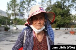 អ្នកស្រី ង៉ែត ឃុន អាយុ​៨៣ឆ្នាំ ​ចូល​រួម​ធម្ម​យាត្រា​ថ្មើរជើងស្តីពី​«សីលធម៌សង្គម»​នៅ​រាជធានី​ភ្នំពេញ នៅ​ថ្ងៃទី១ ខែកុម្ភៈ ឆ្នាំ២០២៣។ (លាស់ លីបលីប/វីអូអេ)