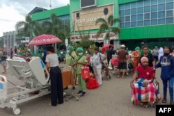 Pasien dievakuasi di luar rumah sakit setelah gempa bermagnitudo 5,1 di Jayapura, Papua pada 9 Februari 2023. (Foto: AFP/FAISAL NARWAWAN)