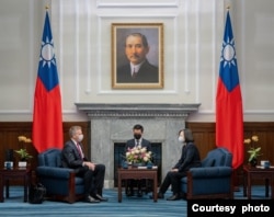 台湾总统蔡英文在台北总统府会见由前美军印太司令部司令、退役海军上将菲利普·戴维森（Philip Davidson ）率领的一个美国智库国家亚洲研究局访问团。（2023年2月2日）