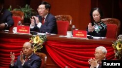 រូបឯកសារ៖ នាយក​រដ្ឋមន្ត្រី​វៀតណាម លោក Nguyen Xuan Phuc (ក្រោម ឆ្វេង) ចូលរួម​ពិធី​បិទ​មហាសន្និបាត​ជាតិ​លើកទី ១៣ នៃ​បក្សកុម្មុយនិស្ត​វៀតណាមក្នុងទីក្រុងហាណូយ ប្រទេសវៀតណាម ថ្ងៃទី ១ ខែកុម្ភៈ ឆ្នាំ ២០២១។