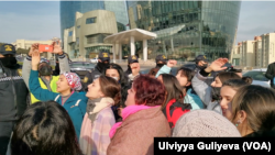 Milli Məclisin qarşısında müstəqil jurnalistlərin etiraz aksiyası. 28 dekabr, 2021-ci il.
