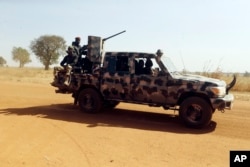 FILE - Tentara Nigeria melewati sekolah menengah Ilmu Pemerintahan di Kankara , Nigeria, Rabu, 16 Desember 2020. (AP/Minggu Alamba, File)