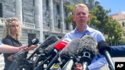 Menteri Pendidikan Selandia Baru Chris Hipkins berbicara kepada wartawan di luar parlemen di Wellington, Selandia Baru, Sabtu, 21 Januari 2022. Partai Buruh secara resmi mendukung Chris Hipkins sebagai PM. (Foto: AP)