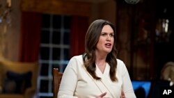 새라 허커비 샌더스 아칸소 주지사가 7일 조 바이든 대통령의 국정연설에 대한 공화당 대응 연설을 하고 있다.