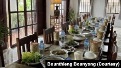 ພາບ ທີ່ໄດ້ສະໜອງໃຫ້ໂດຍ ເຈົ້າຂອງກິດຈະການ ຮ້ານລາບ ເຮັງ ເຮັງ, ເຊິ່ງເປັນຕົວຢ່າງນຶ່ງຂອງໂຕະອາຫານ ທີ່ລູກຄ້າສັ່ງຈອງໄວ້ສໍາລັບງານລ້ຽງ.