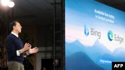 Yusuf Mehdi, Wakil Presiden Microsoft Corporate, memaparkan mesin pencari berbasis kecerdasan artifisial, Microsoft Bing, di Redmond, Washington, 7 Februari 2023. (Foto: Jason Redmond / AFP)