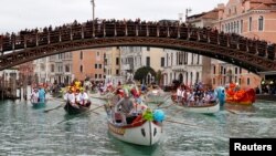 Warga Venesia mengikuti parade topeng di Grand Canal selama karnaval Venesia, di Venesia, Italia, 5 Februari 2023. (Foto: Reuters)