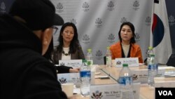 한국을 방문한 정 박 미국 국무부 동아시아태평양 담당 부차관보 겸 대북특별부대표(왼쪽)가 7일 서울 주한 미국대사관에서 납북자 가족 대표들과 간담회를 가졌다. 이신화 한국 북한인권국제협력대사도 간담회에 참석했다.