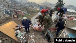 FHN-in xilasetmə qüvvələri Türkiyədə axtarış-xilasetmə əməliyyatlarına başlayıb. (Foto mənbə: FHN)