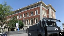 Konsulat Jerman di Istanbul, 2 Juni 2016. Turki mengecam sekelompok negara Barat yang menutup sementara konsulat mereka di Istanbul karena masalah keamanan. (AP/Emrah Gurel)