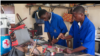 Des stagiaires dans l'atelier du centre de formation et d'enseignement professionnel de Libreville (CFEP). (Photo: Ismael Obiang Nze/VOA)