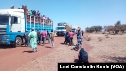 Convoi de ravitaillement à Arbinda, une ville du nord du Burkina Faso soumise à un blocus par des groupes djihadistes, le 13 février 2022.