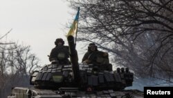 Pasukan Ukraina menaiki tank di dekat area garis depan pertempuran di Bakhmut, Donbas, Ukraina, pada 20 Januari 2023. (Foto: Reuters/Oleksandr Ratushniak)
