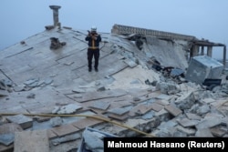 Seorang penyelamat bekerja di lokasi bangunan yang rusak akibat gempa bumi di Azaz yang dikuasai pemberontak, Suriah, 6 Februari 2023. (Foto: REUTERS/Mahmoud Hassano)
