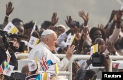 Paus Fransiskus menyapa para jemaah saat misa di John Garang Mausoleum dalam lawatan ke Jube, Sudan Selatan, 5 Februari 2023. (Foto: Yara Nardi/Reuters)