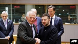 2023年2月9日，在布鲁塞尔举行的欧盟峰会上，乌克兰总统泽连斯基（中）与欧盟外交与安全政策高级代表博雷利握手。