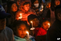 រូបឯកសារ៖ មនុស្សម្នា​ប្រមូលផ្តុំគ្នា​កាន់ទុក្ខ​ជនរងគ្រោះ​ដែល​បាន​ស្លាប់​ក្នុង​ការបាញ់​ប្រហារ​នៅ​ទីក្រុង Half Moon Bay រដ្ឋ California កាលពី​ថ្ងៃទី២៧ ខែមករា ឆ្នាំ​២០២៣។