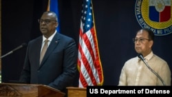 로이드 오스틴 미국 국방장관과 칼리토 갈베즈 주니어 필리핀 국방장관이 2일 마닐라에서 공동 기자회견을 했다.