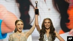 Anne Jakkaphong Jakrajutatip, new owner of the Miss Universe Organization, presents the ImpactWayv Challenge Award to Miss Thailand Anna Sueangam-iam during the final round of the 71st Miss Universe Beauty Pageant in New Orleans, Saturday, Jan. 14, 2023. (AP Photo/Gerald Herbert)
