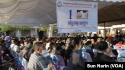 ពលរដ្ឋ​នៅ​ខេត្តបន្ទាយ​មានជ័យ មក​ទទួល​ការព្យាបាល​ពី​សំណាក់ក្រុមគ្រូពេទ្យ​អាមេរិកាំង នៅ​ថ្ងៃទី ៣០ ខែមករា ឆ្នាំ២០២៣។ (ស៊ុន ណារិន/វីអូអេ) 